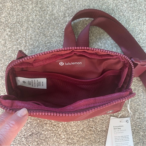 🎉NWT Lululemon Everywhere Belt, One Size, Burgundy - Picture 4 of 7